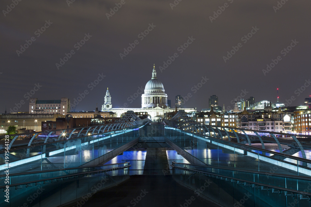 Fototapeta premium Millennium Bridge London at Night