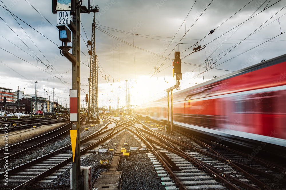Zug verlässt Frankfurter Bahnhof  - obrazy, fototapety, plakaty 