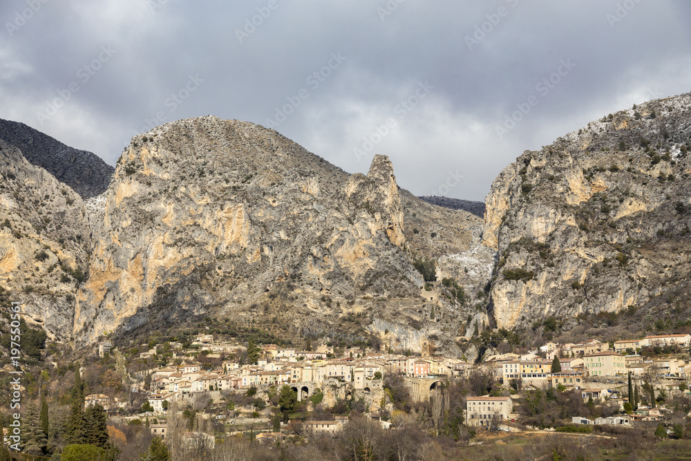 Le village de Moustiers-Sainte-Marie, labellisé Les Plus Beaux Villages de France, Alpes de Haute-Provence