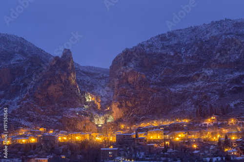 Le village de Moustiers-Sainte-Marie sous la neige, labellisé Les Plus Beaux Villages de France, Alpes de Haute-Provence © IMAREVA