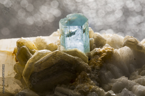 Tableau sur toile Close-up shot of an aquamarine crystal on dark background