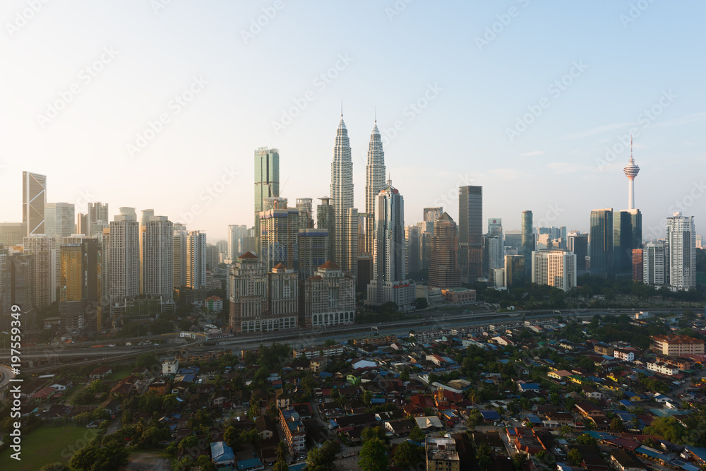 Fototapeta premium Panoramę miasta Kuala Lumpur i wieżowce budynku w centrum dzielnicy biznesowej w Kuala Lumpur, Malezja. Azja..