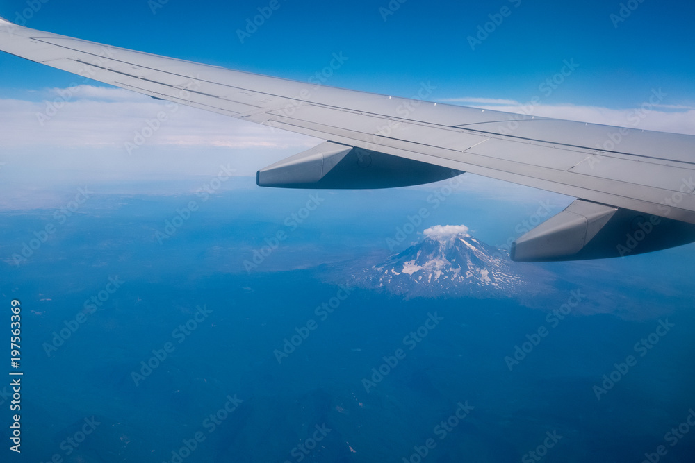Obraz premium airplane wing over mountain