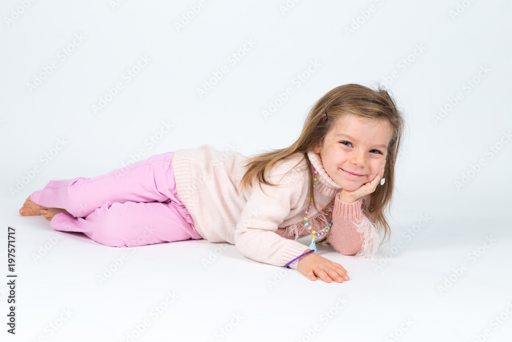 Bambina bionda sorridente in posa da piccola diva Bambina bionda sorridente in posa da piccola diva