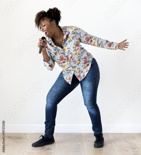 Εκτύπωση καμβά Black passionate woman vocalist singing karaoke