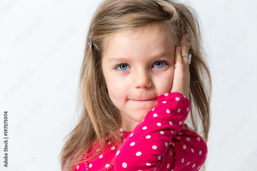 Bambina bionda con occhi azzurri in abito rosa a pois bianchi Bambina bionda con occhi azzurri in abito rosa a pois bianchi