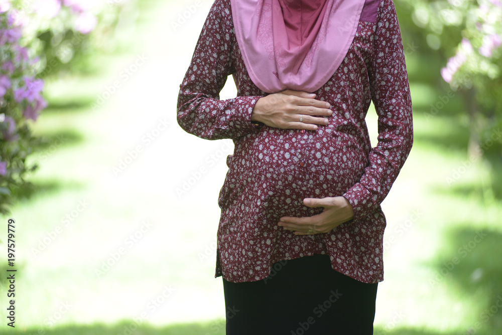 Φωτογραφία Muslim pregnant women put their hands on the pregnant belly