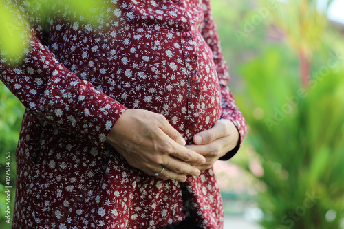 Pregnant women put their hands on the pregnant belly