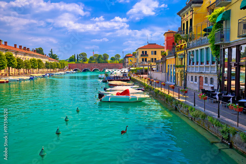 Fotografia Peschiera del Garda colorful waterfront and Italian architecture view