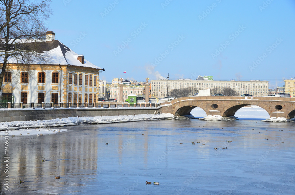Фрагмент летнего дворца Петра Первого в Санкт-Петербурге и река Фонтанка зимой
