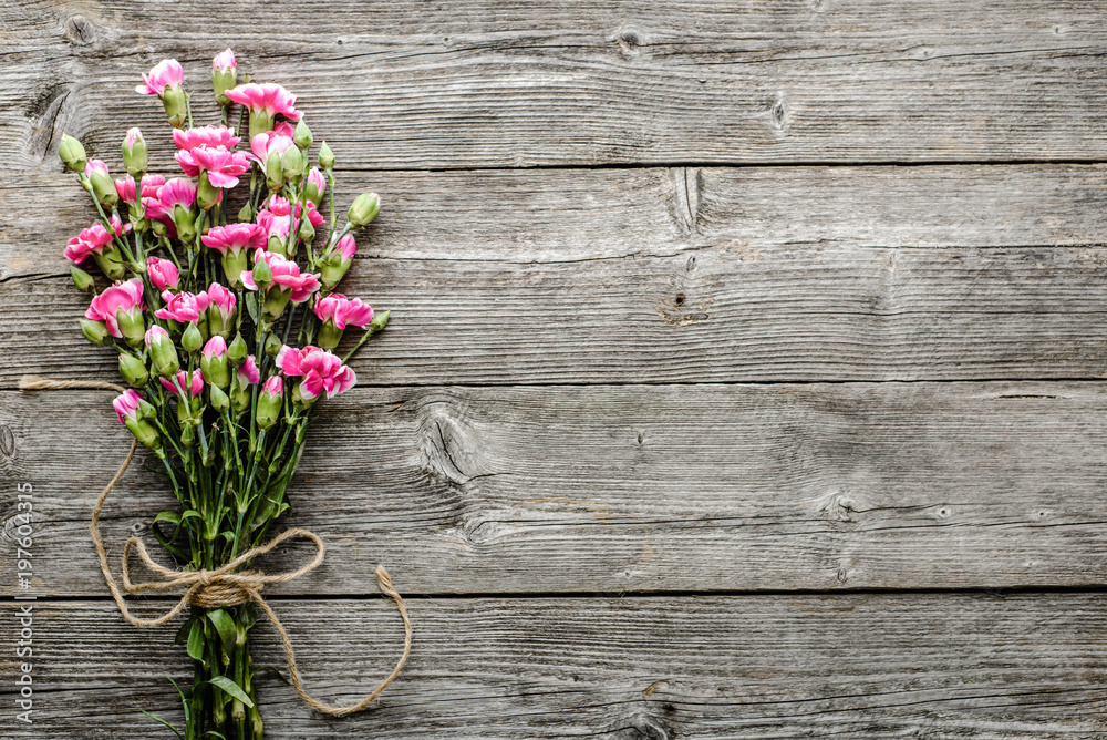 Hãy nhìn vào hình ảnh hoa xuân tươi tắn trên nền gỗ cũ kèm thiệp mừng Ngày của Mẹ đầy xúc cảm. Bức tranh này sẽ lan toả sức sống và yêu thương đến mẹ hay bất kỳ người phụ nữ nào trong cuộc sống của bạn. 