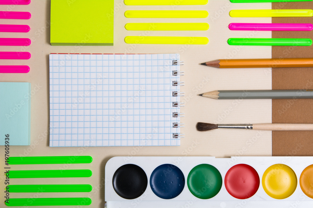 Naklejka premium Stationery with a notebook.