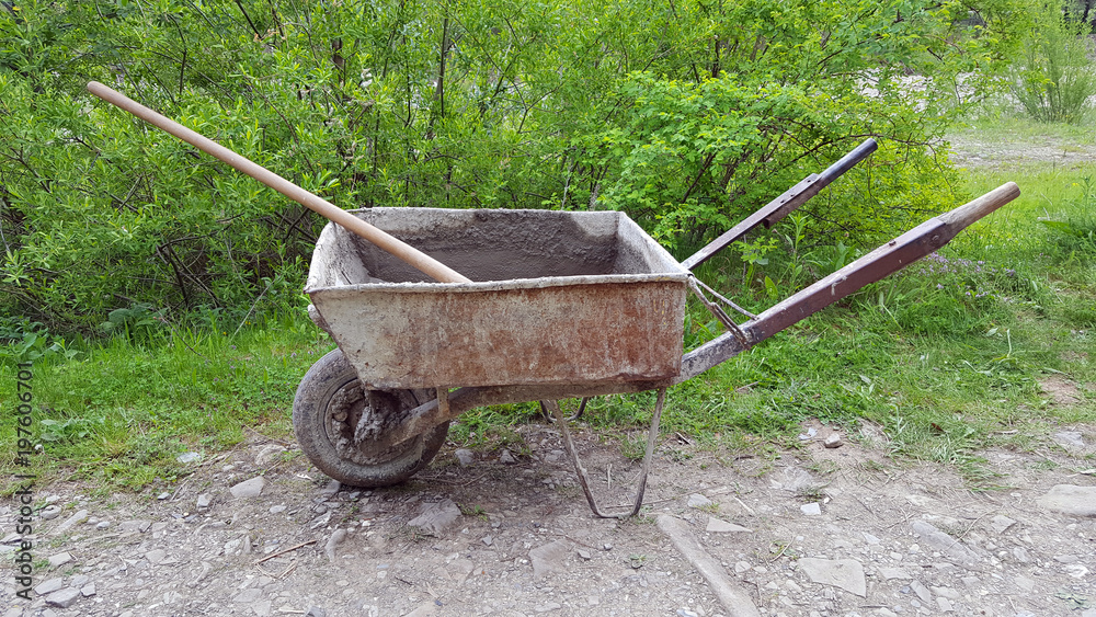 Wheelbarrow for concrete