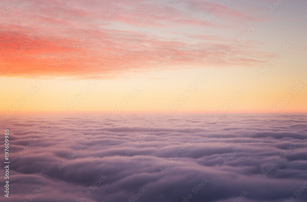 Obraz premium Zachód słońca nad chmurami z miejsca na kopię