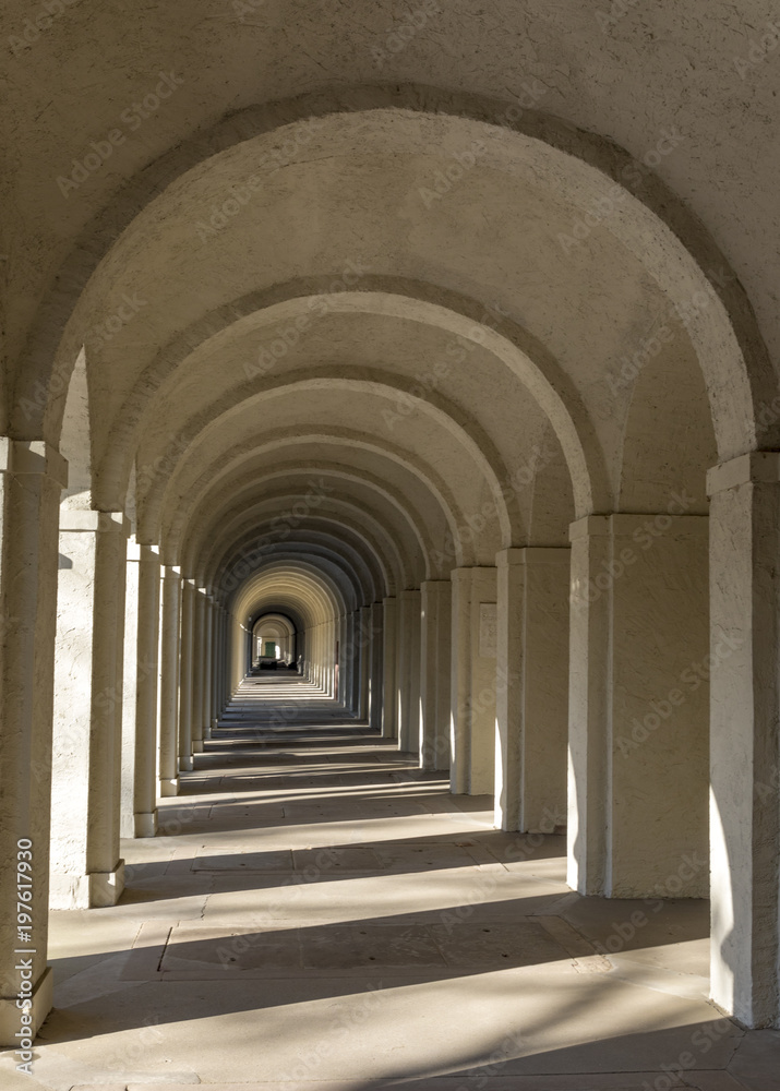 Obraz premium colonnade on cemetery