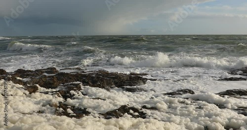Écume de mer dans le vent photo