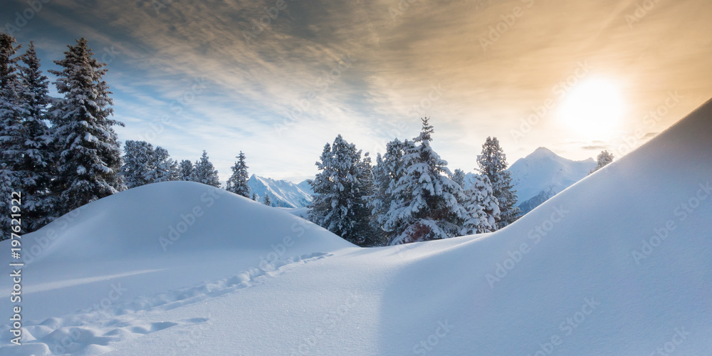Fototapeta premium Bergsonne über Winterlandschaft als Panorama