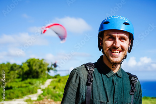 Foto The happy face of the paraglider is close up