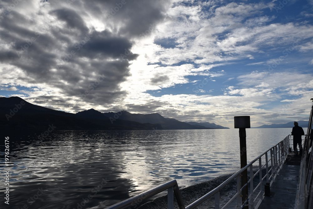 Obraz premium Navigation matinale sur le canal de Beagle en Argentine