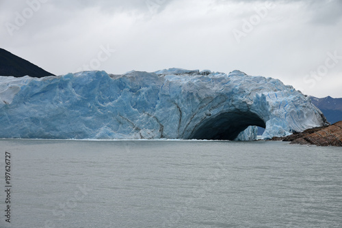 Arche de glace bleue du Perito Moreno en Patagonie, Argentine