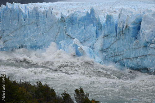 Chute de glaces au Perito Moreno en Patagonie, Argentine