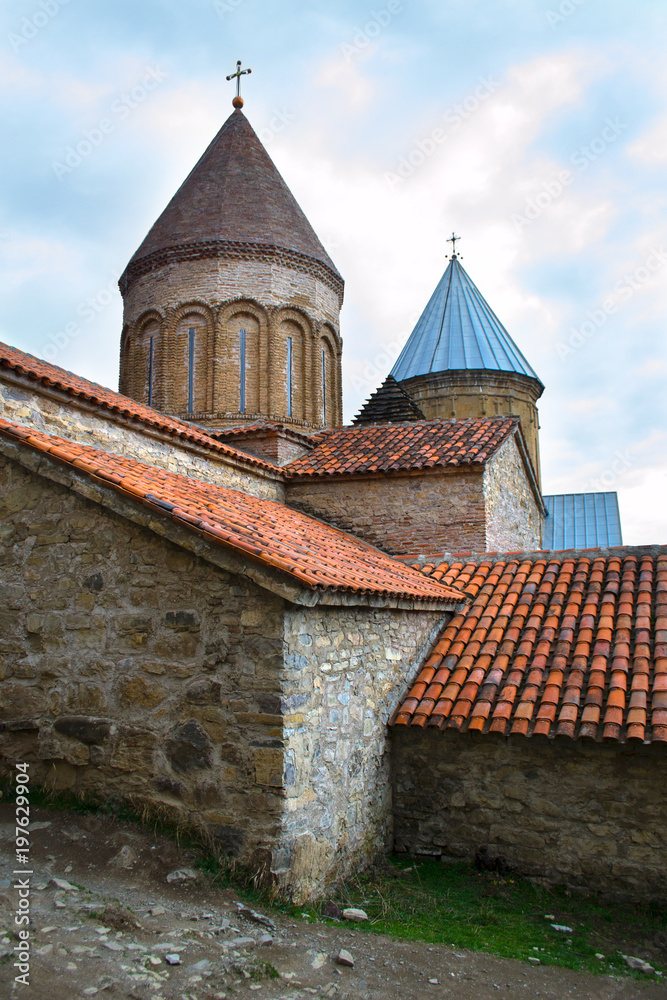 купола и крыши крепости Ананури, Грузия.