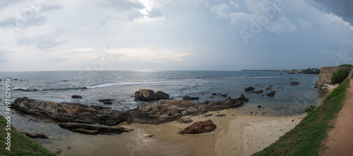 Landscape view on rocky coast ocean in Galle Srilanka in cloudy weather © Viktor Koldunov