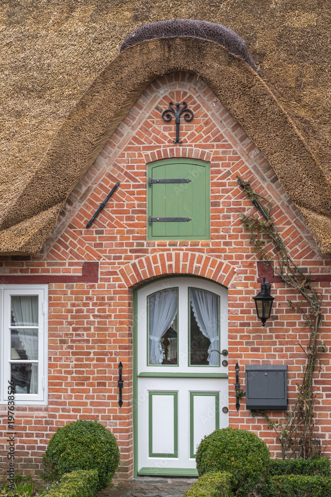 Haustür eines Hauses mit Reetdach an der Nordsee