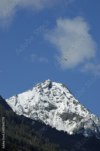 schneebedeckter alpengipfel über dem stubaital © lotharnahler