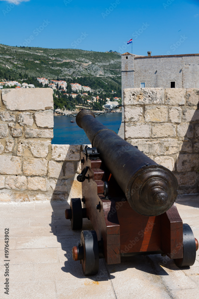 Dubrovnik Stadt mit Rundweg, Hafen, Dächer und Kreuzfahrt Schiffe am Meer strahlend blauen Himmel
