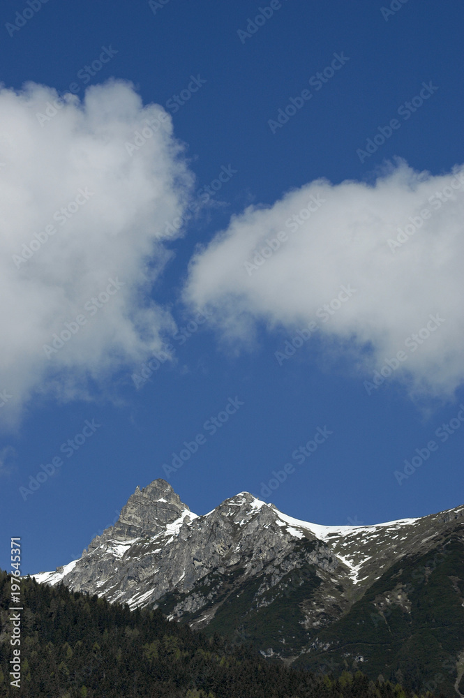 schneebedeckter alpengipfel über dem stubaital