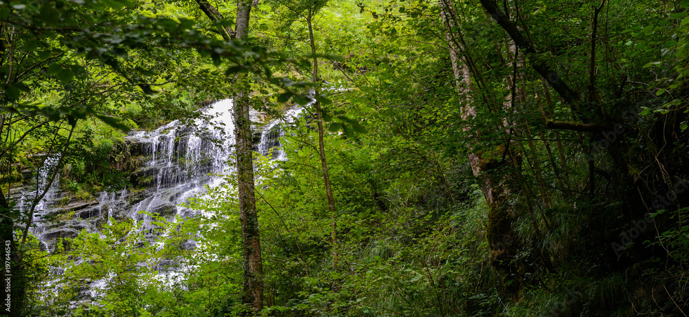 Obraz premium Cascade Beautiful - PyrÃ©nÃ©es - France