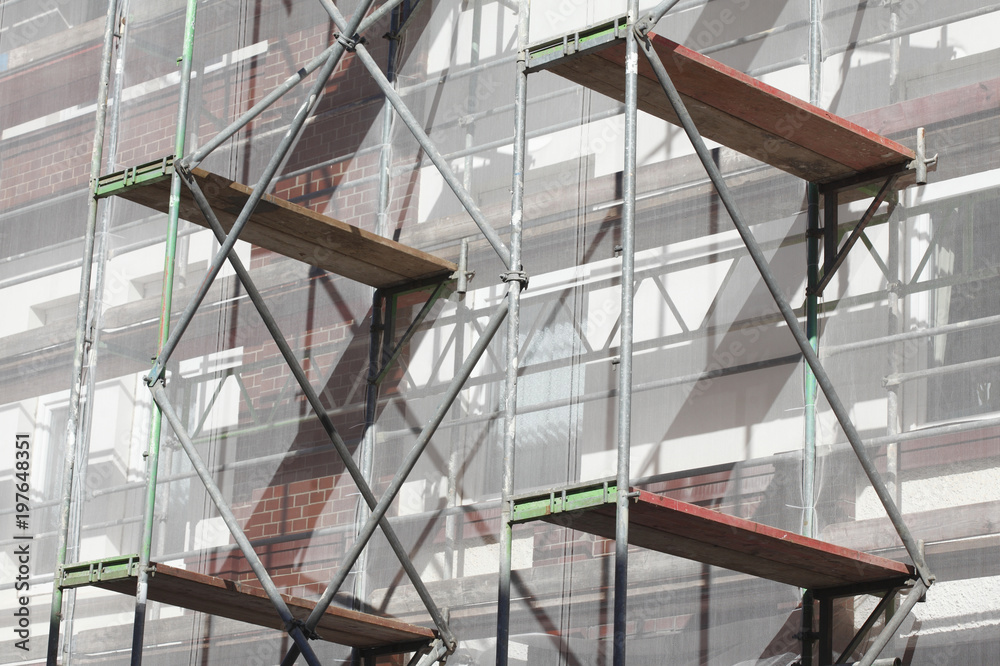 Fototapeta premium Abdeckplane, Baustelle, Baugerüst, Hausfassade