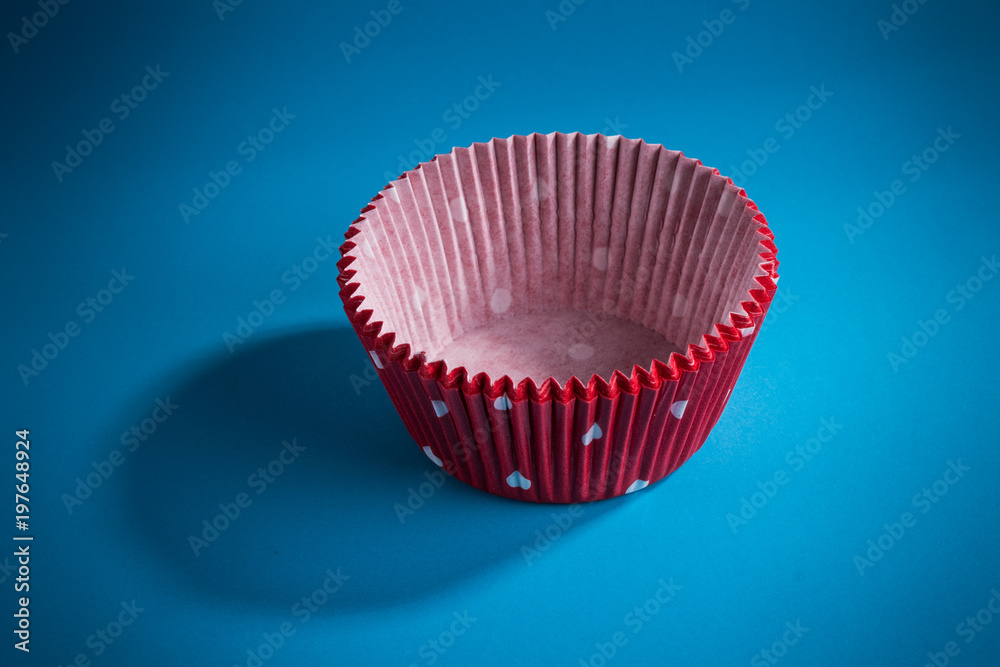 rote Backförmchen für Muffins aus Papier blauer Hintergrund rote Backförmchen für Muffins aus Papier blauer Hintergrund