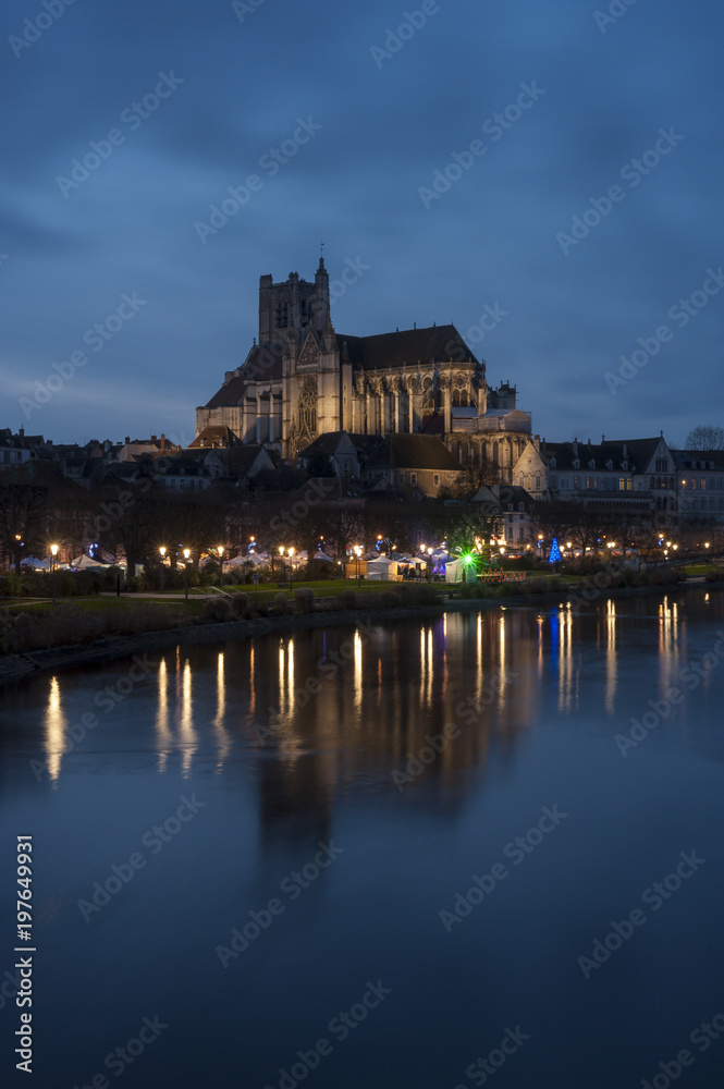 Fototapeta premium Eglise Saint-Etienne et l'Yonne à Auxerre de nuit