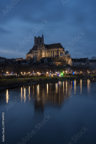 Eglise Saint-Etienne et l'Yonne à Auxerre de nuit