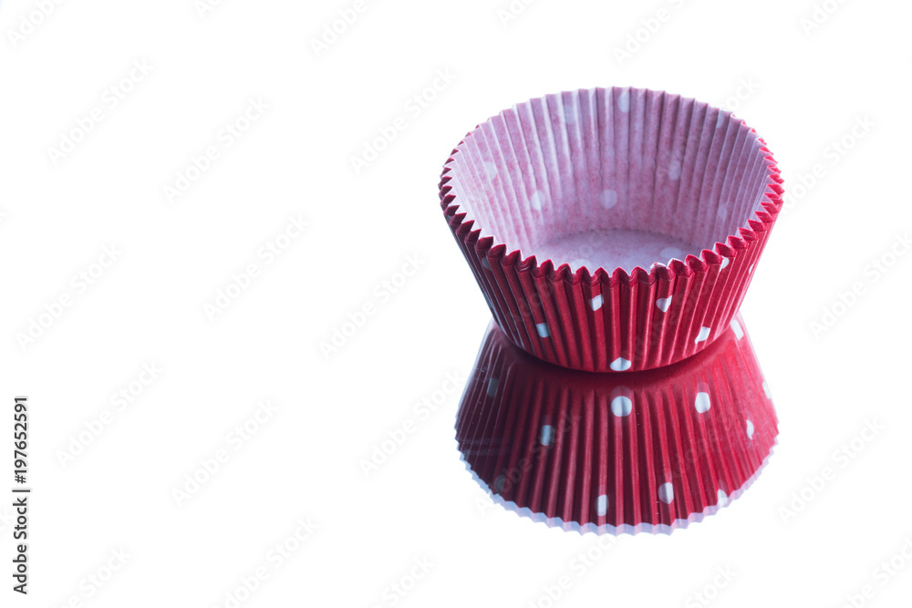 rote Papierförmchen mit weißen Punkten für Muffins, Cup Cakes mit Spiegelung rote Papierförmchen mit weißen Punkten für Muffins, Cup Cakes mit Spiegelung