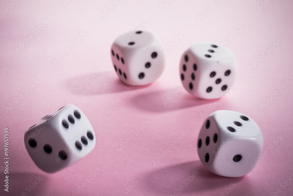 weiße Würfel auf rosa pastell Hintergrund - Auslosung des Gewinnspiel /  Verlosung Zufall entscheidet – Stock-Foto | Adobe Stock