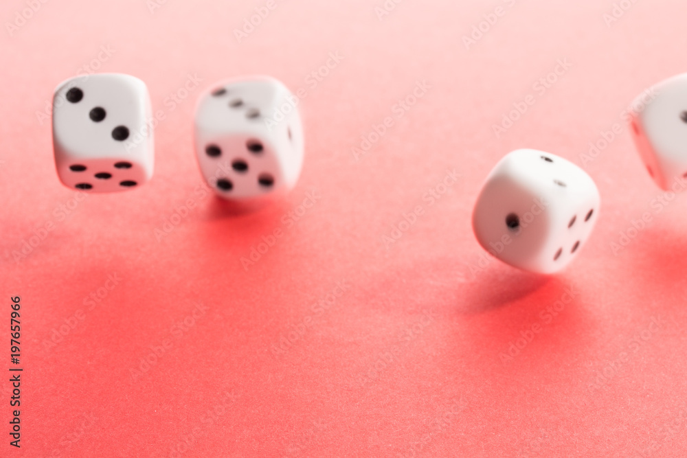 vor roten Hintergrund