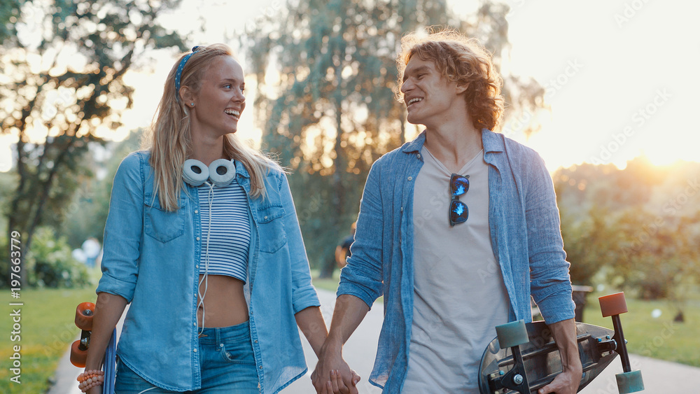 Naklejka premium Young couple in the park
