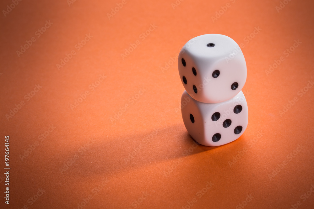 2 Würfel 25 Augensumme Symbol oranger Hintergrund