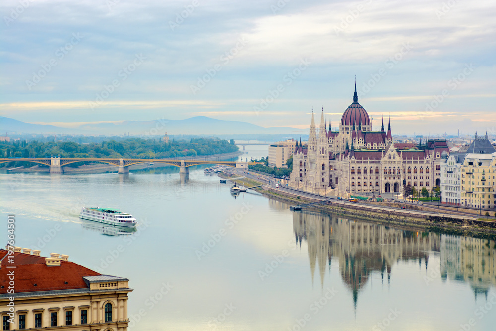 Fototapeta premium Całkiem Dunaj, pływający statek wycieczkowy, budynek Parlamentu. Budapeszt, Węgry