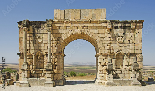 Фотография The ancient arch in the Roman City of Volubilis in Morocco.