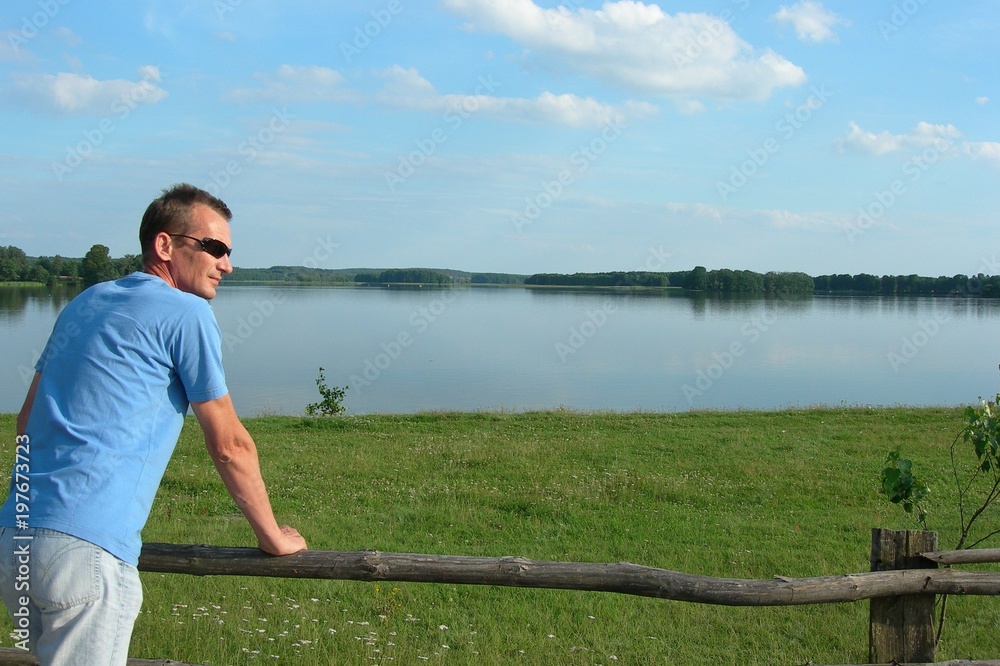 Samotny mężczyzna nad jeziorem, jezioro Somińskie, Polska, Kaszuby - obrazy, fototapety, plakaty 