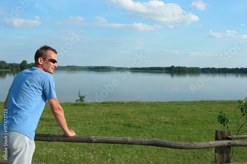 Samotny mężczyzna nad jeziorem, jezioro Somińskie, Polska, Kaszuby