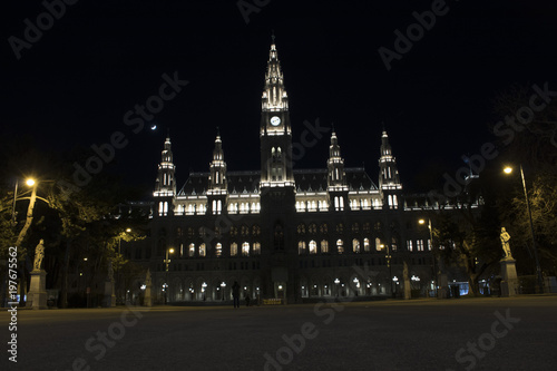 Fototapeta Naklejka Na Ścianę i Meble -  Rathaus Wien bei Nacht