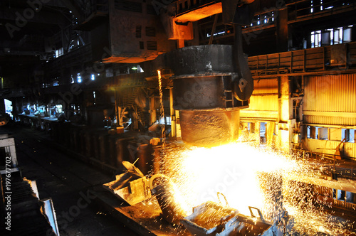 Fotografie Release of steel in the foundry. From ladle pours hot steel