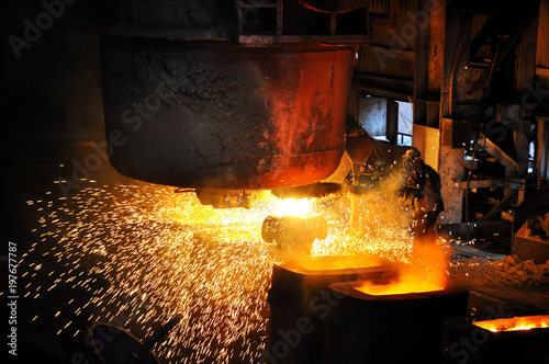 Schilderij op canvas Release of steel in the foundry. From ladle pours hot steel