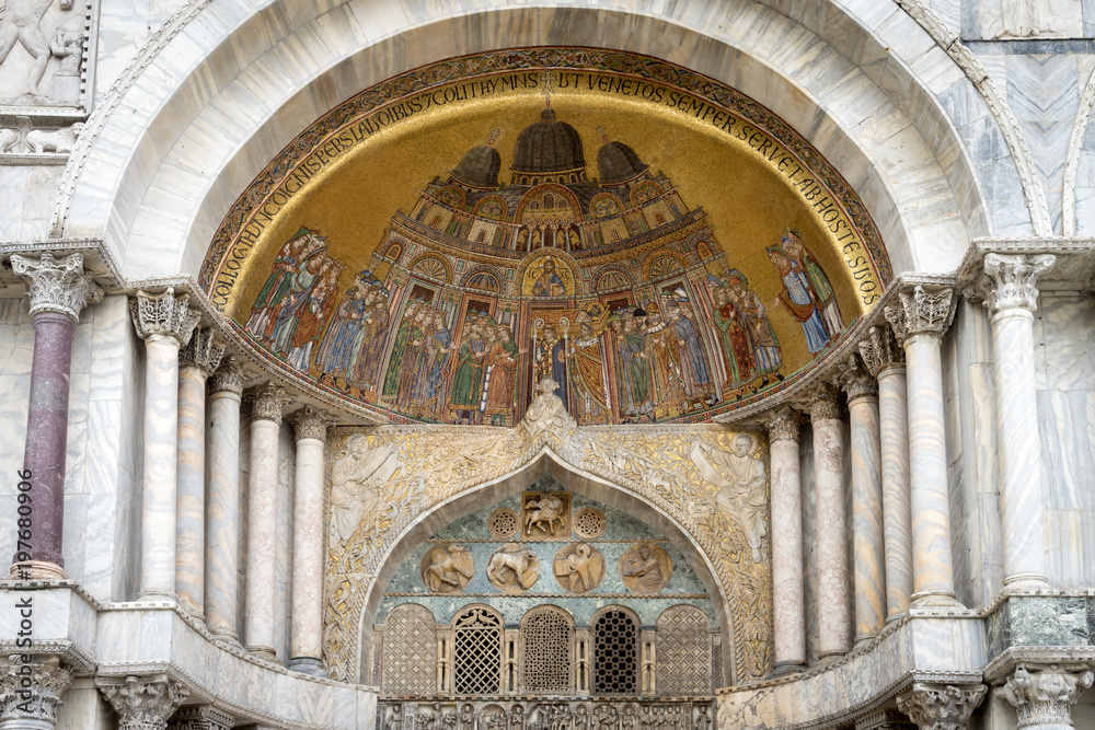 Obraz premium Venise, Italy - 03 10 2018: Le grand canal, la place San Marco la Basilique San Marco et ses détails de colonnes de marbre