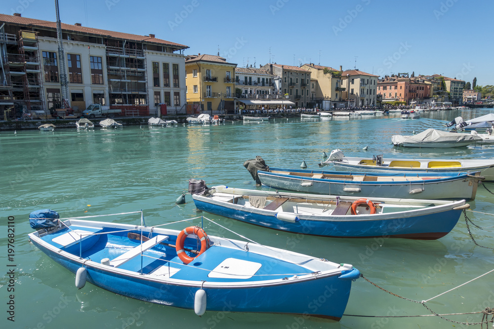Boote im Hafen von Peschiera am Gardasee, Italien